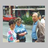 104-1102 Heimattreffen 1994 in Seesen. Helga und Christa Kaminski mit Heinz Bischoff.jpg